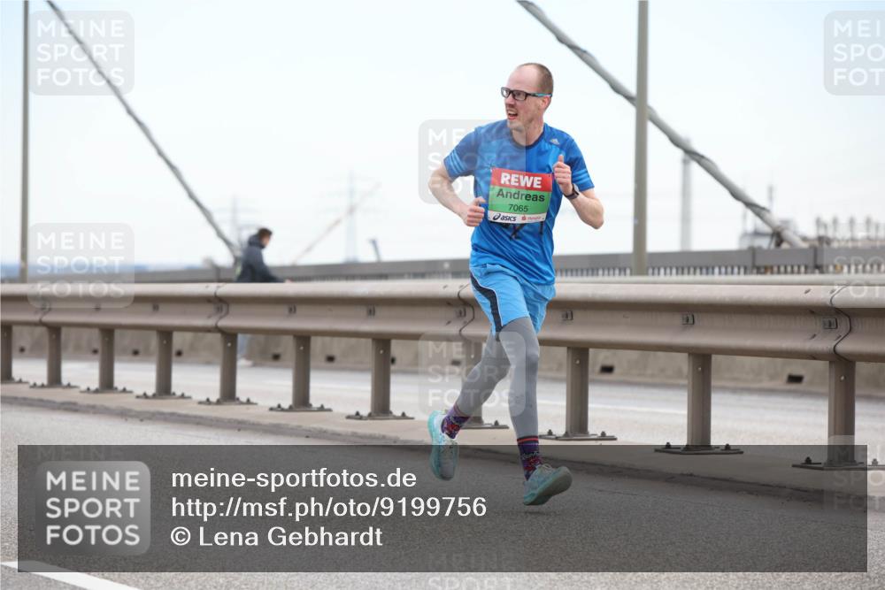 03.10.2025 - Köhlbrandbrückenlauf Lena Gebhardt http://msf.ph/oto/9199756 03.10.2025 15:19:09 Position 1 7065 meine-sportfotos.de