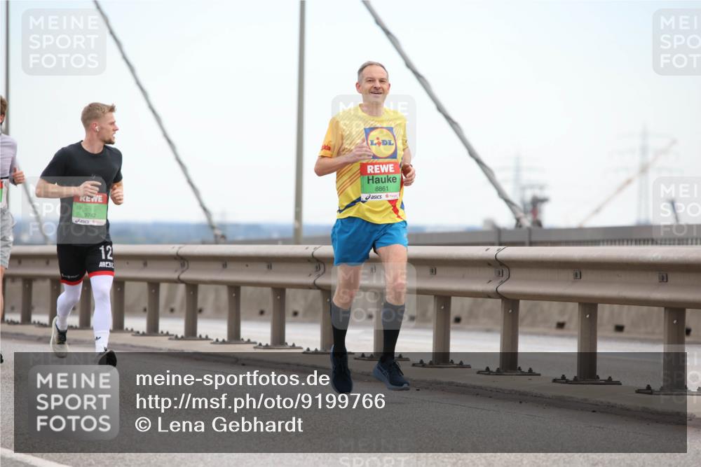03.10.2025 - Köhlbrandbrückenlauf Lena Gebhardt http://msf.ph/oto/9199766 03.10.2025 15:19:22 Position 1 9742, 12, 8861 meine-sportfotos.de