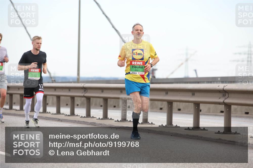 03.10.2025 - Köhlbrandbrückenlauf Lena Gebhardt http://msf.ph/oto/9199768 03.10.2025 15:19:22 Position 1 9742, 12, 8861 meine-sportfotos.de
