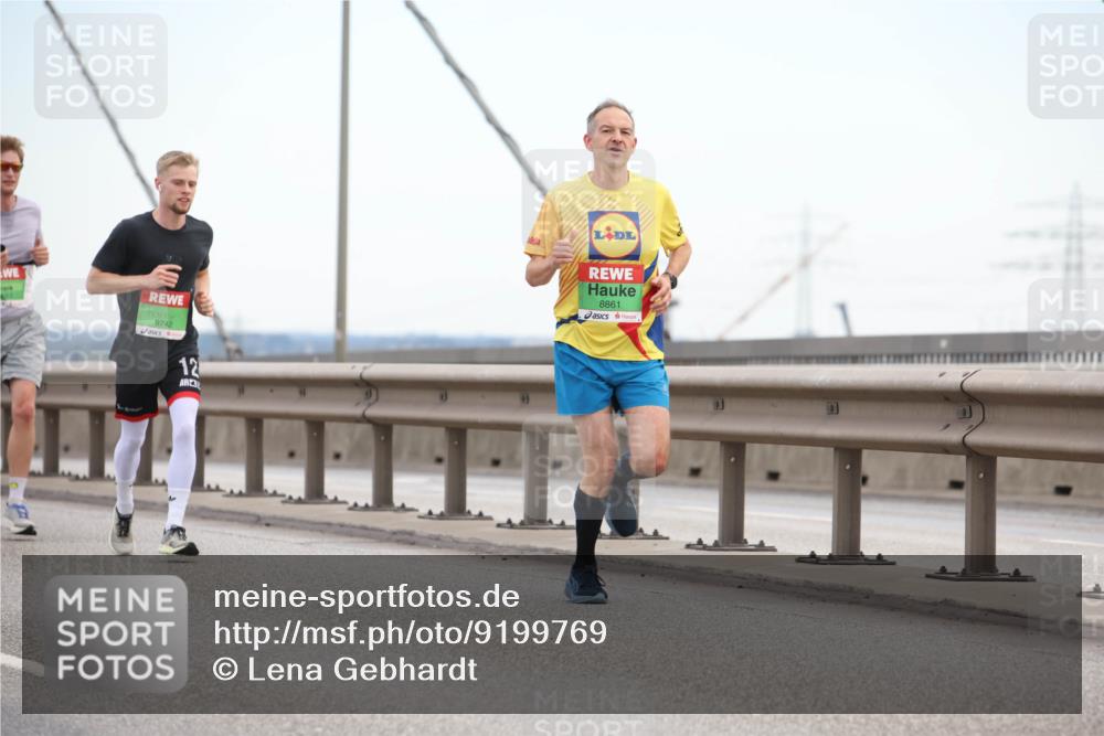03.10.2025 - Köhlbrandbrückenlauf Lena Gebhardt http://msf.ph/oto/9199769 03.10.2025 15:19:22 Position 1 9742, 12, 8861 meine-sportfotos.de