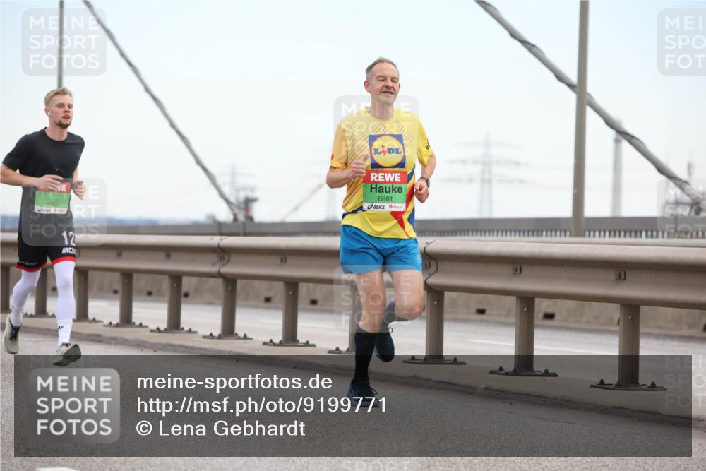 03.10.2025 - Köhlbrandbrückenlauf Lena Gebhardt http://msf.ph/oto/9199771 03.10.2025 15:19:23 Position 1 9742, 12, 8861, 4784 meine-sportfotos.de