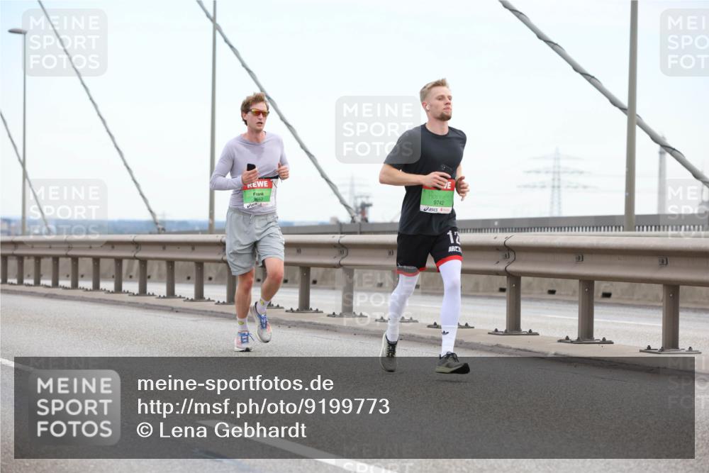 03.10.2025 - Köhlbrandbrückenlauf Lena Gebhardt http://msf.ph/oto/9199773 03.10.2025 15:19:24 Position 1 9663, 9742, 12 meine-sportfotos.de