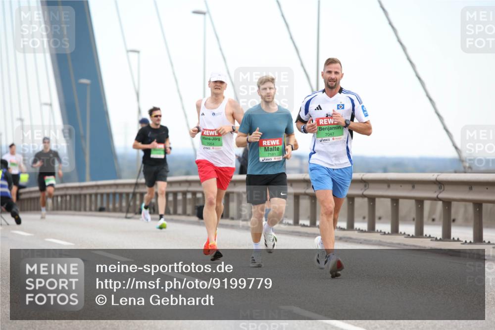 03.10.2025 - Köhlbrandbrückenlauf Lena Gebhardt http://msf.ph/oto/9199779 03.10.2025 15:19:28 Position 1 7054, 7181, 7047 meine-sportfotos.de