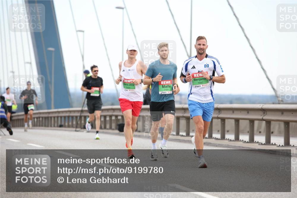 03.10.2025 - Köhlbrandbrückenlauf Lena Gebhardt http://msf.ph/oto/9199780 03.10.2025 15:19:28 Position 1 7054, 7181, 7047 meine-sportfotos.de