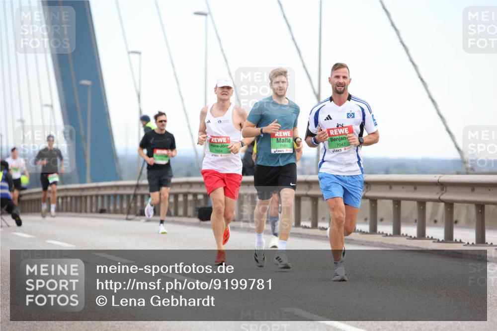 03.10.2025 - Köhlbrandbrückenlauf Lena Gebhardt http://msf.ph/oto/9199781 03.10.2025 15:19:28 Position 1 7181, 7054, 7047 meine-sportfotos.de