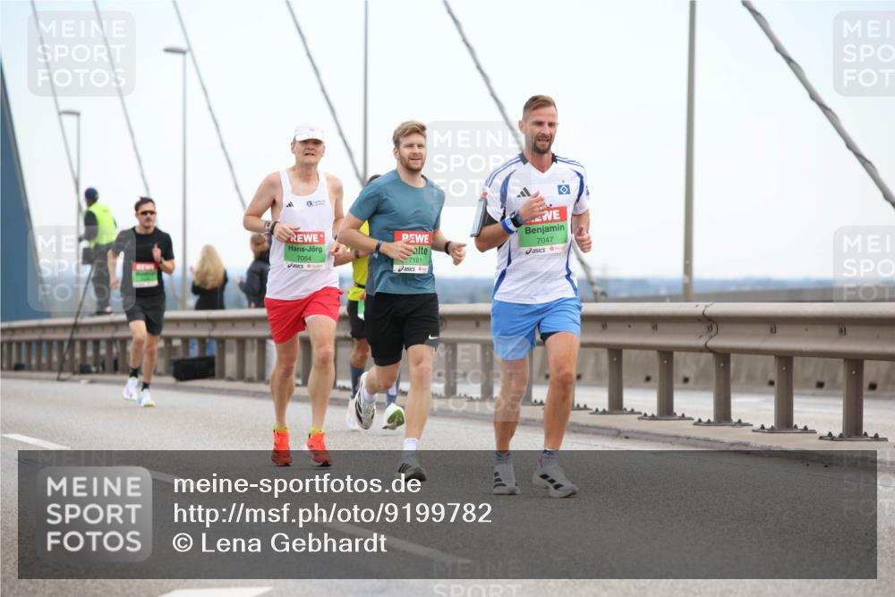 03.10.2025 - Köhlbrandbrückenlauf Lena Gebhardt http://msf.ph/oto/9199782 03.10.2025 15:19:29 Position 1 7054, 7047, 7181 meine-sportfotos.de