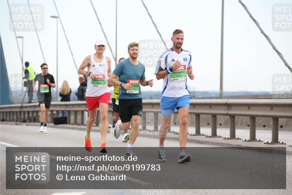 03.10.2025 - Köhlbrandbrückenlauf Lena Gebhardt http://msf.ph/oto/9199783 03.10.2025 15:19:29 Position 1 7054, 7181, 7047 meine-sportfotos.de