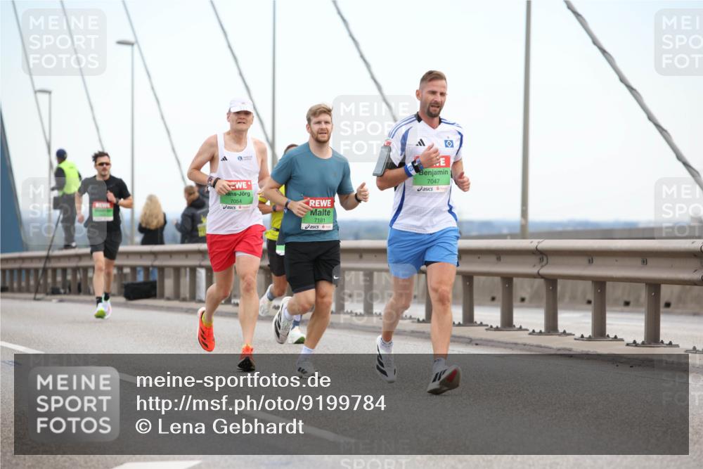 03.10.2025 - Köhlbrandbrückenlauf Lena Gebhardt http://msf.ph/oto/9199784 03.10.2025 15:19:29 Position 1 7054, 7181, 7047 meine-sportfotos.de