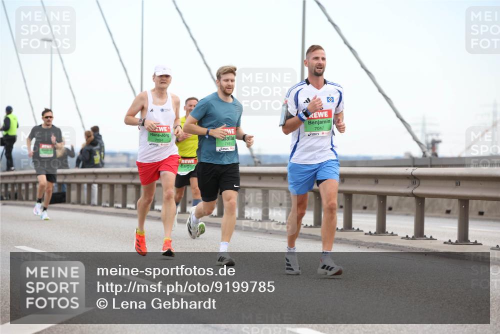 03.10.2025 - Köhlbrandbrückenlauf Lena Gebhardt http://msf.ph/oto/9199785 03.10.2025 15:19:29 Position 1 7054, 7181, 7047 meine-sportfotos.de