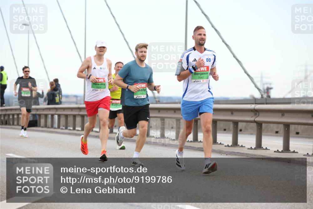 03.10.2025 - Köhlbrandbrückenlauf Lena Gebhardt http://msf.ph/oto/9199786 03.10.2025 15:19:29 Position 1 7054, 7181, 7047 meine-sportfotos.de