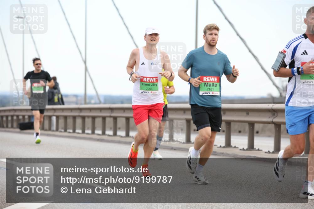 03.10.2025 - Köhlbrandbrückenlauf Lena Gebhardt http://msf.ph/oto/9199787 03.10.2025 15:19:30 Position 1 7054, 7181, 704 meine-sportfotos.de