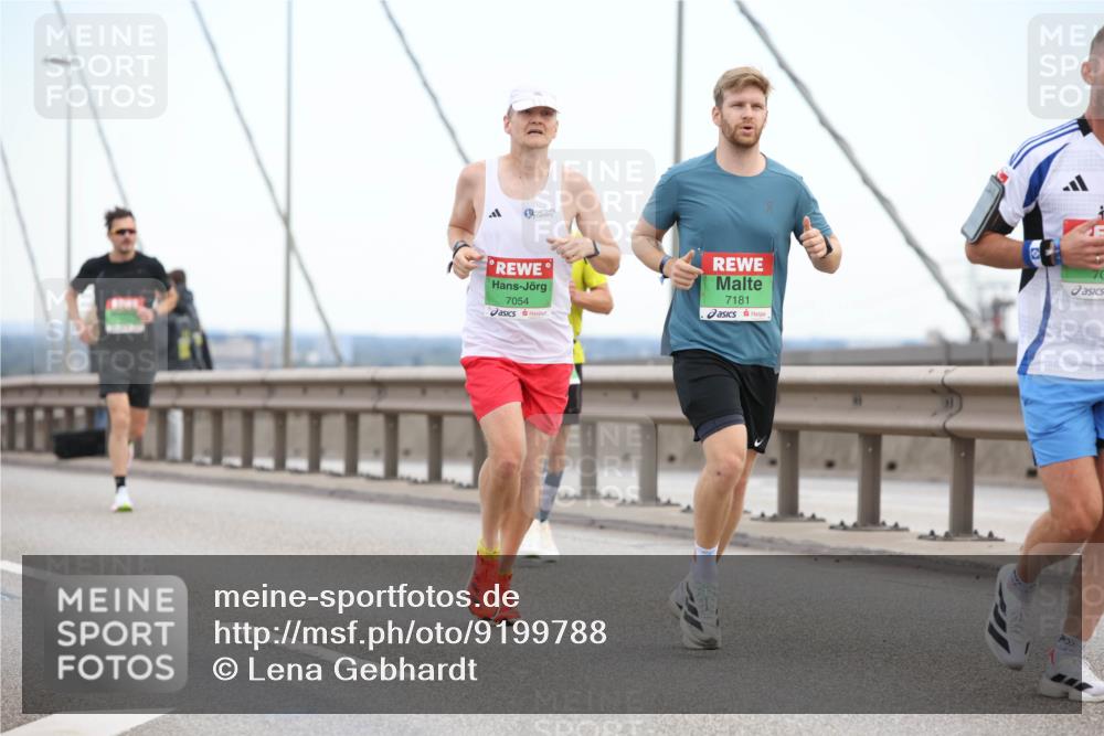 03.10.2025 - Köhlbrandbrückenlauf Lena Gebhardt http://msf.ph/oto/9199788 03.10.2025 15:19:30 Position 1 7054, 7181 meine-sportfotos.de