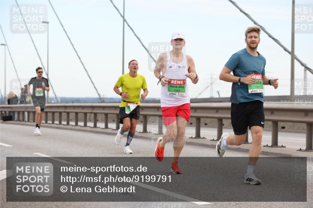 03.10.2025 - Köhlbrandbrückenlauf Lena Gebhardt http://msf.ph/oto/9199791 03.10.2025 15:19:31 Position 1 7054, 7181 meine-sportfotos.de