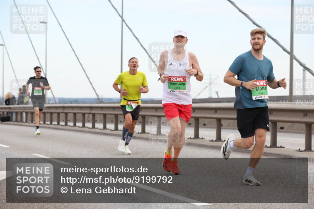 03.10.2025 - Köhlbrandbrückenlauf Lena Gebhardt http://msf.ph/oto/9199792 03.10.2025 15:19:32 Position 1 7054, 7181 meine-sportfotos.de