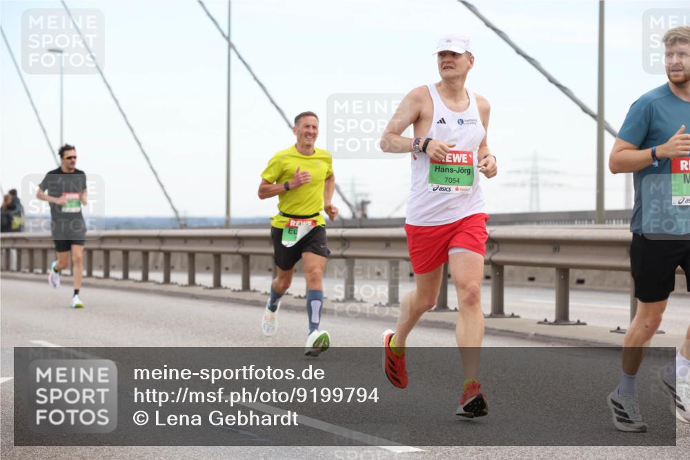03.10.2025 - Köhlbrandbrückenlauf Lena Gebhardt http://msf.ph/oto/9199794 03.10.2025 15:19:32 Position 1 7054 meine-sportfotos.de