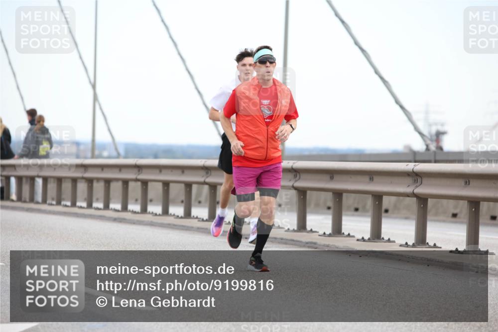 03.10.2025 - Köhlbrandbrückenlauf Lena Gebhardt http://msf.ph/oto/9199816 03.10.2025 15:19:41 Position 1  meine-sportfotos.de
