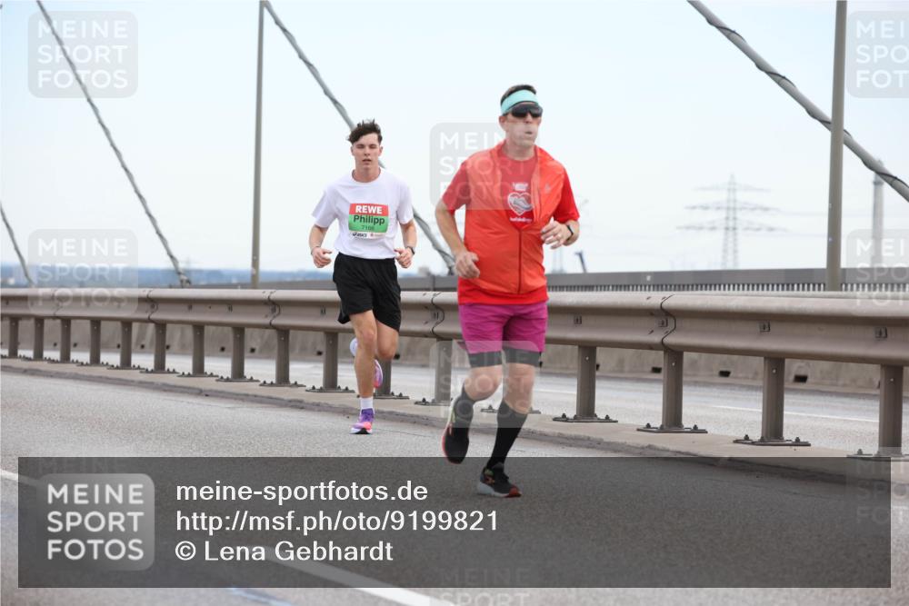 03.10.2025 - Köhlbrandbrückenlauf Lena Gebhardt http://msf.ph/oto/9199821 03.10.2025 15:19:42 Position 1 7166 meine-sportfotos.de