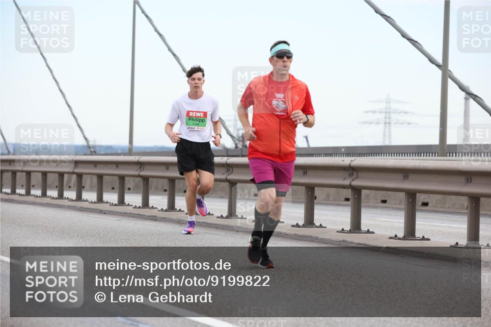 03.10.2025 - Köhlbrandbrückenlauf Lena Gebhardt http://msf.ph/oto/9199822 03.10.2025 15:19:42 Position 1 7166 meine-sportfotos.de