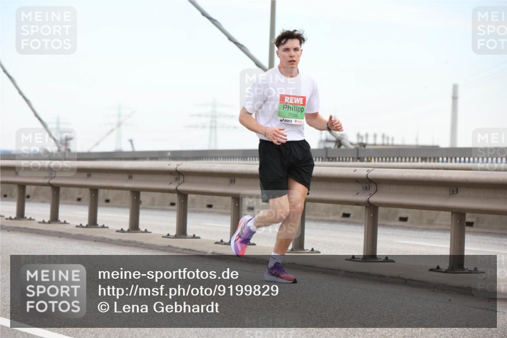 03.10.2025 - Köhlbrandbrückenlauf Lena Gebhardt http://msf.ph/oto/9199829 03.10.2025 15:19:44 Position 1 7166 meine-sportfotos.de
