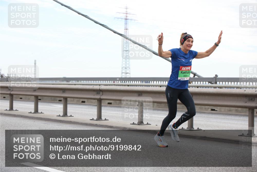 03.10.2025 - Köhlbrandbrückenlauf Lena Gebhardt http://msf.ph/oto/9199842 03.10.2025 15:19:57 Position 1 9591 meine-sportfotos.de