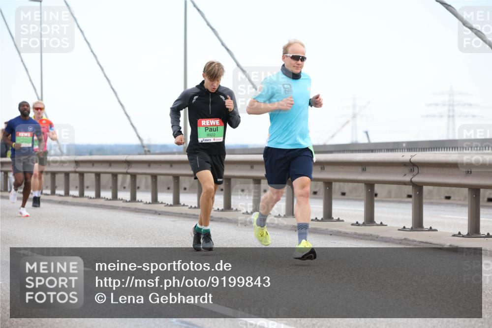 03.10.2025 - Köhlbrandbrückenlauf Lena Gebhardt http://msf.ph/oto/9199843 03.10.2025 15:20:04 Position 1 9322 meine-sportfotos.de