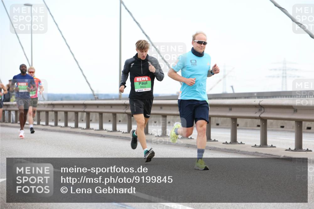 03.10.2025 - Köhlbrandbrückenlauf Lena Gebhardt http://msf.ph/oto/9199845 03.10.2025 15:20:04 Position 1 9322 meine-sportfotos.de