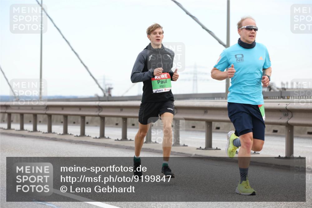 03.10.2025 - Köhlbrandbrückenlauf Lena Gebhardt http://msf.ph/oto/9199847 03.10.2025 15:20:05 Position 1 9322 meine-sportfotos.de
