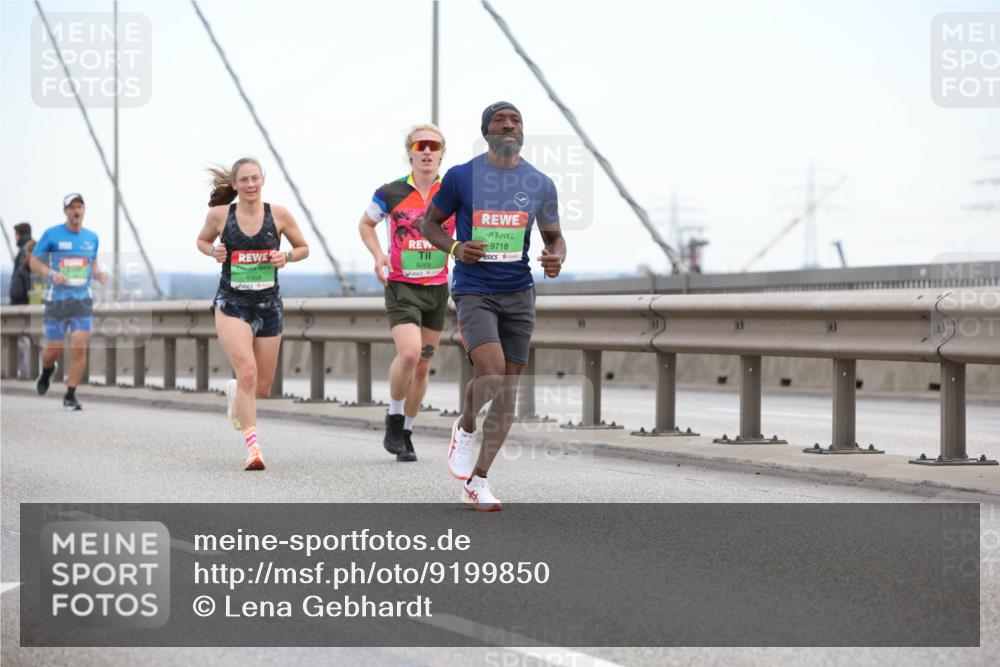 03.10.2025 - Köhlbrandbrückenlauf Lena Gebhardt http://msf.ph/oto/9199850 03.10.2025 15:20:06 Position 1 8968, 9268, 9718 meine-sportfotos.de