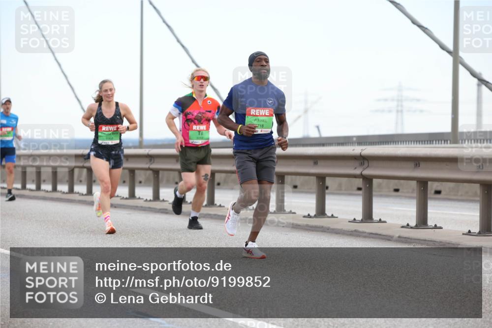 03.10.2025 - Köhlbrandbrückenlauf Lena Gebhardt http://msf.ph/oto/9199852 03.10.2025 15:20:07 Position 1 9268, 718 meine-sportfotos.de