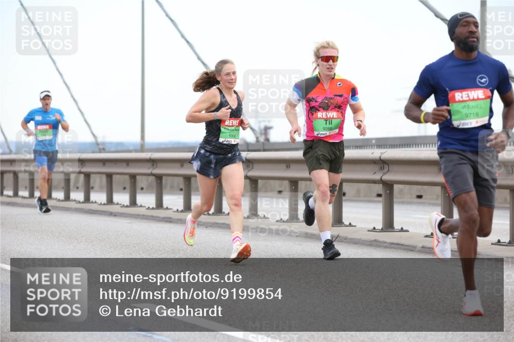 03.10.2025 - Köhlbrandbrückenlauf Lena Gebhardt http://msf.ph/oto/9199854 03.10.2025 15:20:08 Position 1 9268, 9718, 8968 meine-sportfotos.de