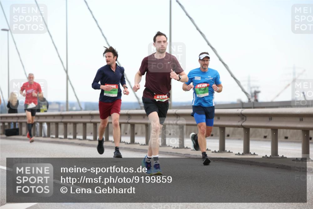 03.10.2025 - Köhlbrandbrückenlauf Lena Gebhardt http://msf.ph/oto/9199859 03.10.2025 15:20:10 Position 1 9590 meine-sportfotos.de