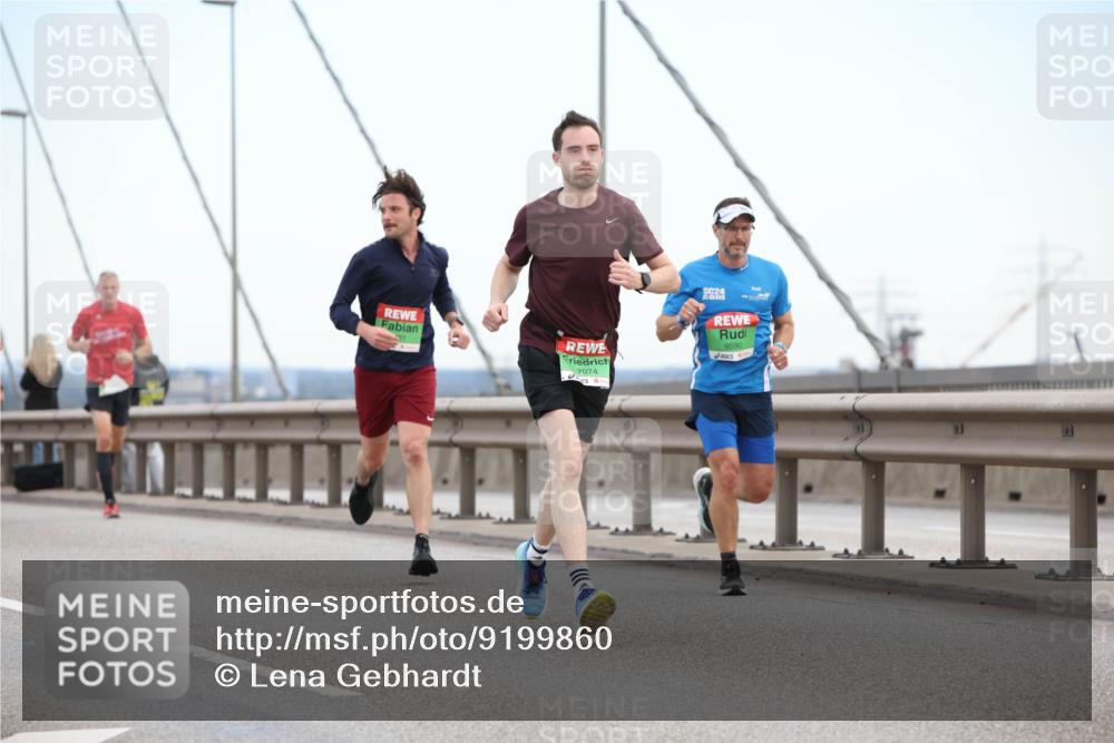 03.10.2025 - Köhlbrandbrückenlauf Lena Gebhardt http://msf.ph/oto/9199860 03.10.2025 15:20:10 Position 1 7074, 9590 meine-sportfotos.de