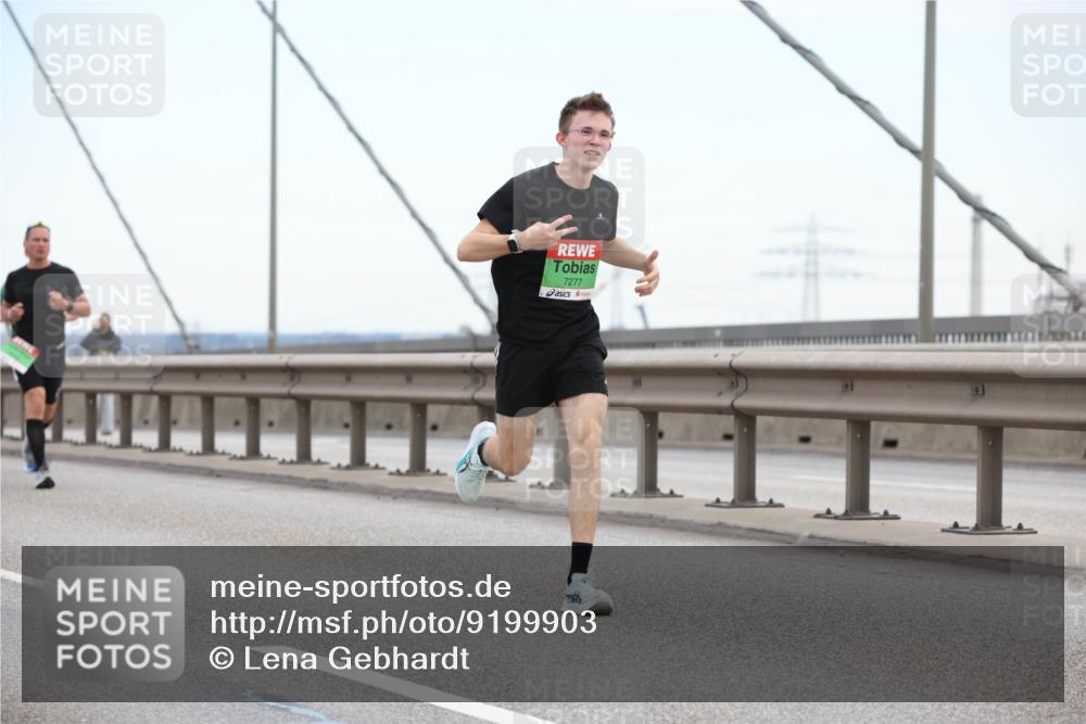03.10.2025 - Köhlbrandbrückenlauf Lena Gebhardt http://msf.ph/oto/9199903 03.10.2025 15:20:24 Position 1 7277 meine-sportfotos.de