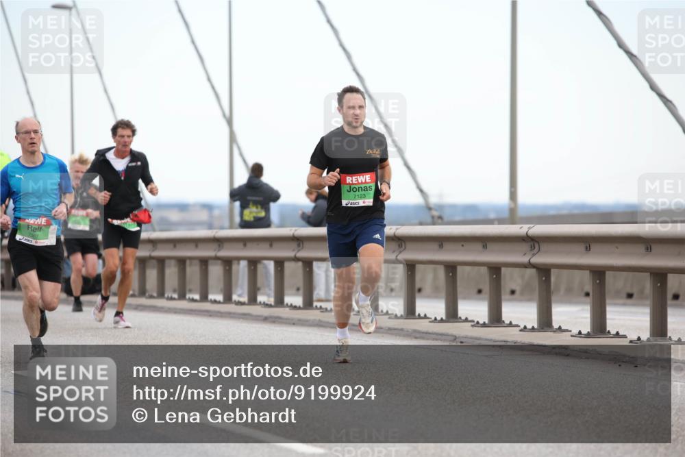 03.10.2025 - Köhlbrandbrückenlauf Lena Gebhardt http://msf.ph/oto/9199924 03.10.2025 15:20:32 Position 1 7067, 7123 meine-sportfotos.de