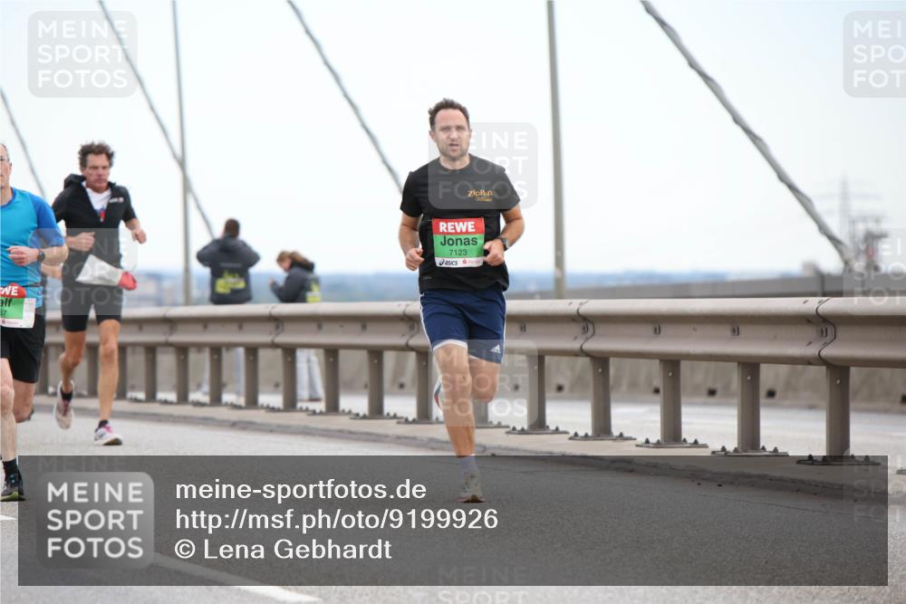 03.10.2025 - Köhlbrandbrückenlauf Lena Gebhardt http://msf.ph/oto/9199926 03.10.2025 15:20:32 Position 1 37, 6, 7123 meine-sportfotos.de