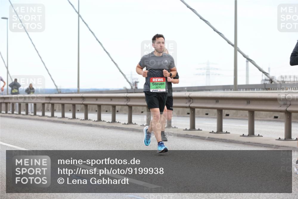 03.10.2025 - Köhlbrandbrückenlauf Lena Gebhardt http://msf.ph/oto/9199938 03.10.2025 15:20:39 Position 1 9594 meine-sportfotos.de