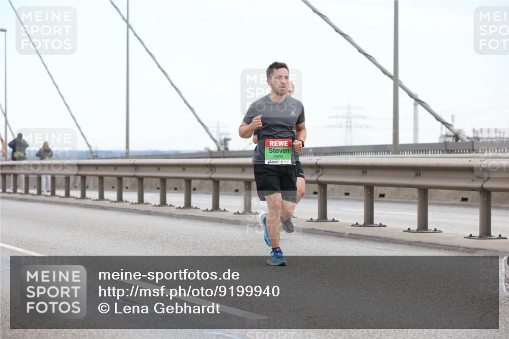 03.10.2025 - Köhlbrandbrückenlauf Lena Gebhardt http://msf.ph/oto/9199940 03.10.2025 15:20:39 Position 1 9594 meine-sportfotos.de