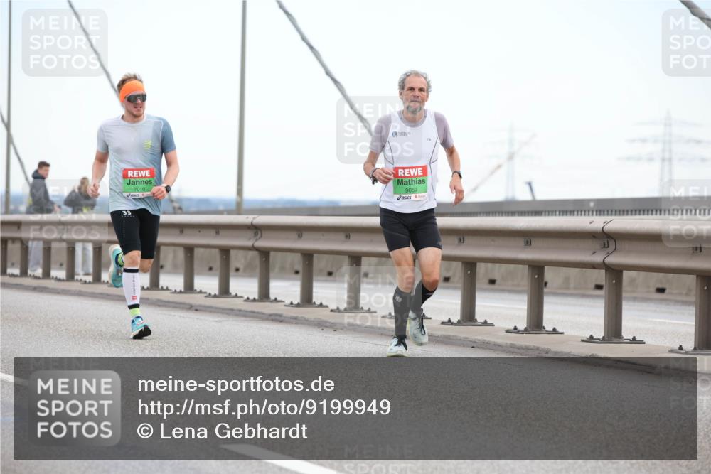 03.10.2025 - Köhlbrandbrückenlauf Lena Gebhardt http://msf.ph/oto/9199949 03.10.2025 15:20:43 Position 1 7010, 33, 9057 meine-sportfotos.de