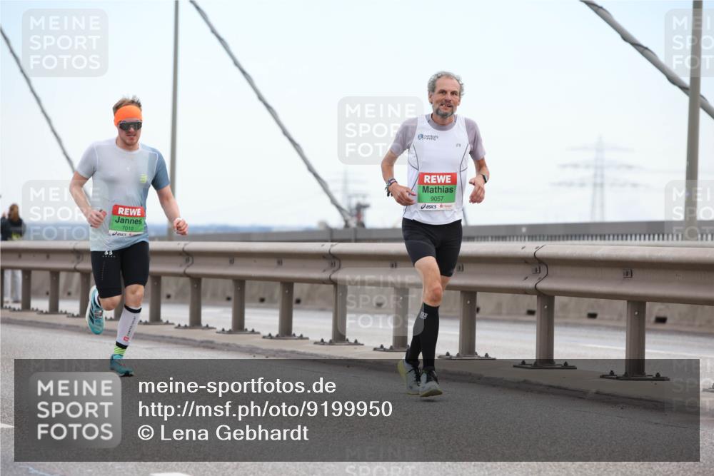 03.10.2025 - Köhlbrandbrückenlauf Lena Gebhardt http://msf.ph/oto/9199950 03.10.2025 15:20:43 Position 1 33, 7010, 9057 meine-sportfotos.de