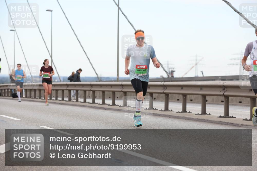 03.10.2025 - Köhlbrandbrückenlauf Lena Gebhardt http://msf.ph/oto/9199953 03.10.2025 15:20:44 Position 1 7010 meine-sportfotos.de