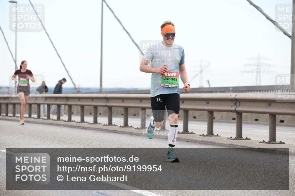 03.10.2025 - Köhlbrandbrückenlauf Lena Gebhardt http://msf.ph/oto/9199954 03.10.2025 15:20:45 Position 1 33, 7010 meine-sportfotos.de