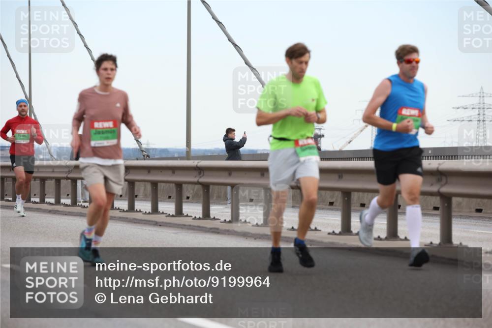03.10.2025 - Köhlbrandbrückenlauf Lena Gebhardt http://msf.ph/oto/9199964 03.10.2025 15:20:51 Position 1  meine-sportfotos.de