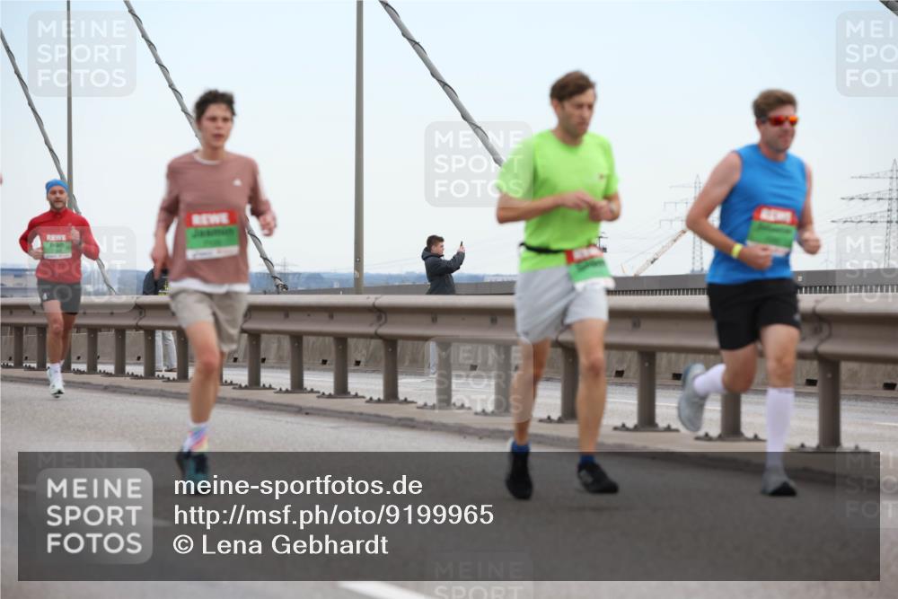 03.10.2025 - Köhlbrandbrückenlauf Lena Gebhardt http://msf.ph/oto/9199965 03.10.2025 15:20:52 Position 1  meine-sportfotos.de