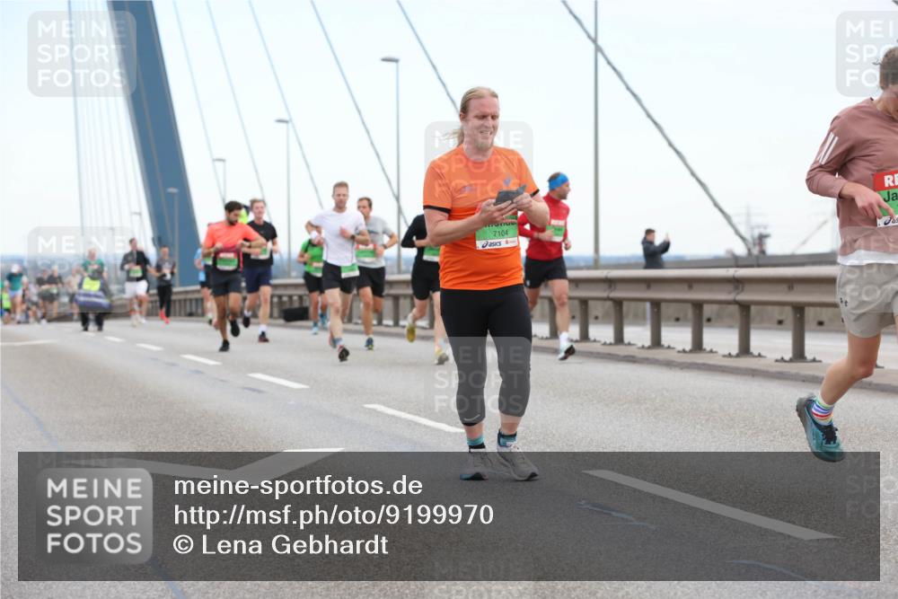 03.10.2025 - Köhlbrandbrückenlauf Lena Gebhardt http://msf.ph/oto/9199970 03.10.2025 15:20:53 Position 1 7104 meine-sportfotos.de