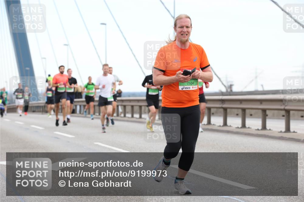 03.10.2025 - Köhlbrandbrückenlauf Lena Gebhardt http://msf.ph/oto/9199973 03.10.2025 15:20:54 Position 1 7104 meine-sportfotos.de