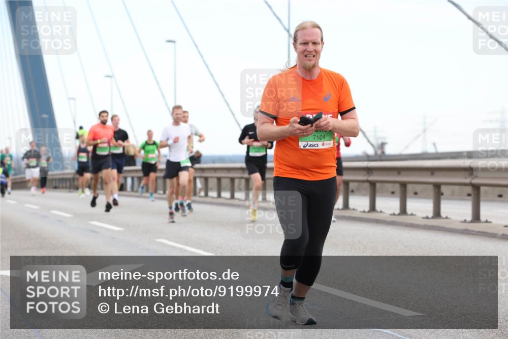 03.10.2025 - Köhlbrandbrückenlauf Lena Gebhardt http://msf.ph/oto/9199974 03.10.2025 15:20:54 Position 1 7104 meine-sportfotos.de