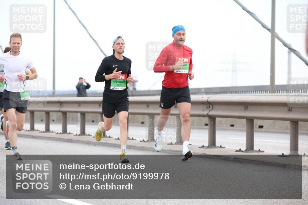 03.10.2025 - Köhlbrandbrückenlauf Lena Gebhardt http://msf.ph/oto/9199978 03.10.2025 15:20:56 Position 1 704, 8976, 043, 3 meine-sportfotos.de
