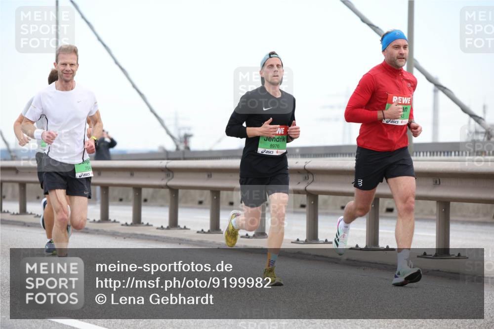 03.10.2025 - Köhlbrandbrückenlauf Lena Gebhardt http://msf.ph/oto/9199982 03.10.2025 15:20:56 Position 1 7040, 8976, 3 meine-sportfotos.de