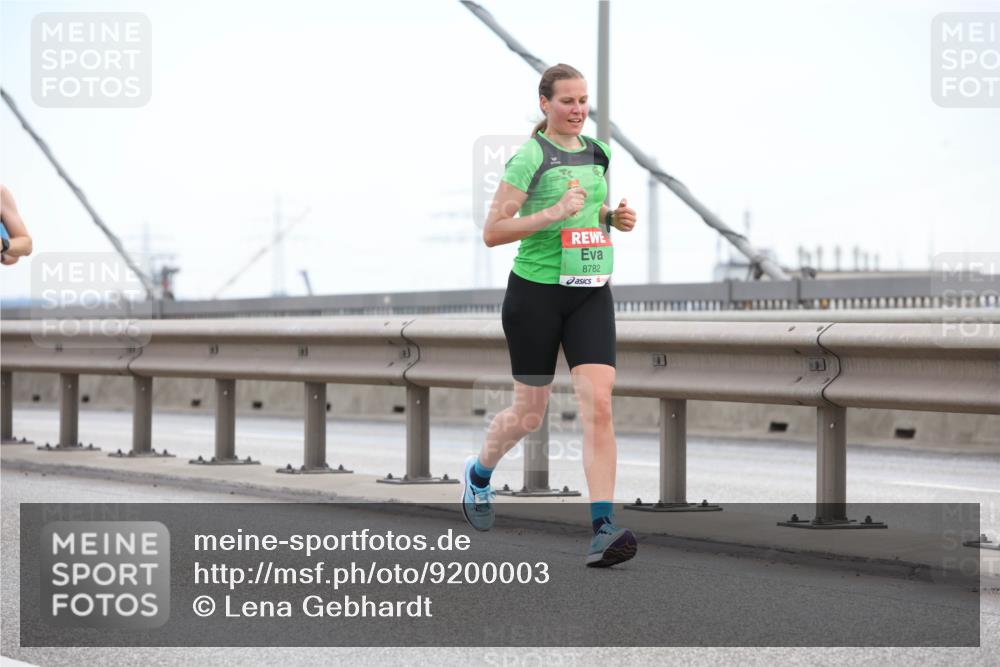 03.10.2025 - Köhlbrandbrückenlauf Lena Gebhardt http://msf.ph/oto/9200003 03.10.2025 15:21:01 Position 1 8782 meine-sportfotos.de