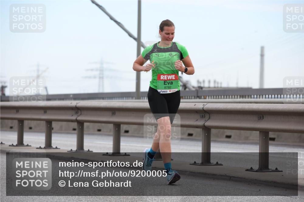 03.10.2025 - Köhlbrandbrückenlauf Lena Gebhardt http://msf.ph/oto/9200005 03.10.2025 15:21:01 Position 1 8782 meine-sportfotos.de
